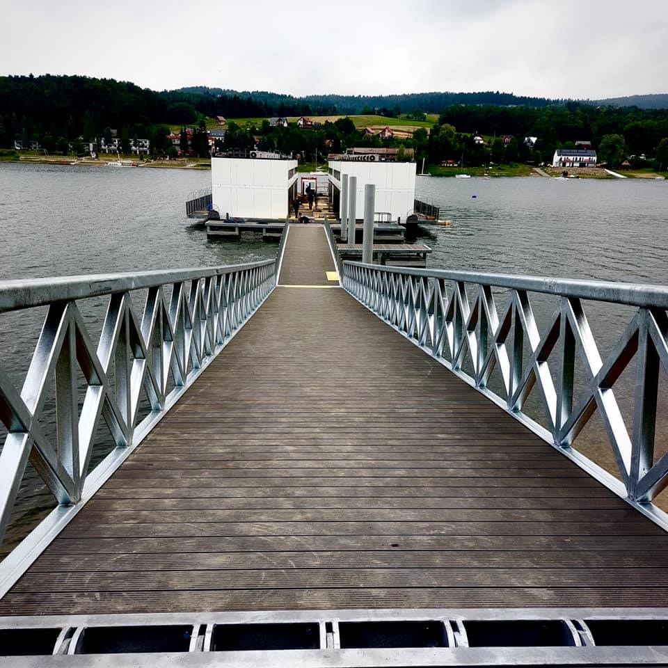 Taras kompozytowy przy basenie Konstancin